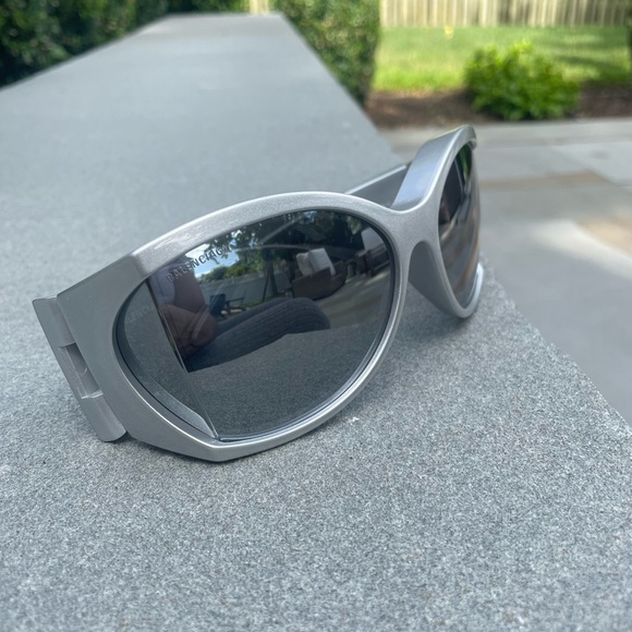 BALENCIAGA round frame sunglasses . Worn once. Comes w/ original packaging - Picture 4 of 5